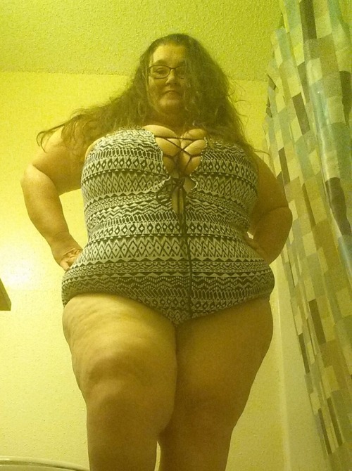 samanthanympho: wickedlywenchy: So….who wants to go to the pool with me? Me  I do I’m ready