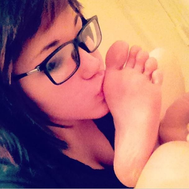 girls sucking toes