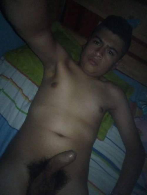 alanjr1994:  autentiko:  Morenito riko de 19 añito esteban hetero muy caliente y con 18cm  Es perfecto para mi.