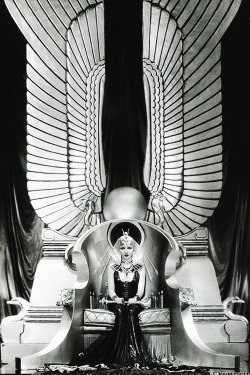  Claudette Colbert in Cecil B. DeMille’s Cleopatra (1934)  