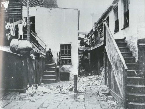 Jacob Riis - Bottle Alley, Mulberry Road