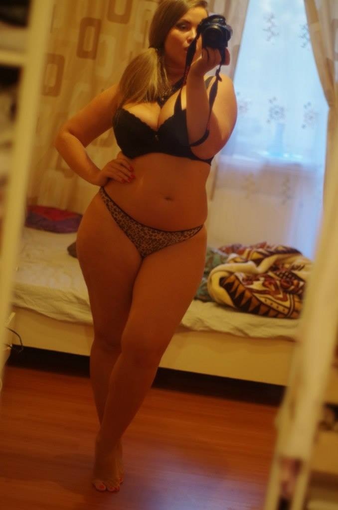 Plus size model viktoria manas