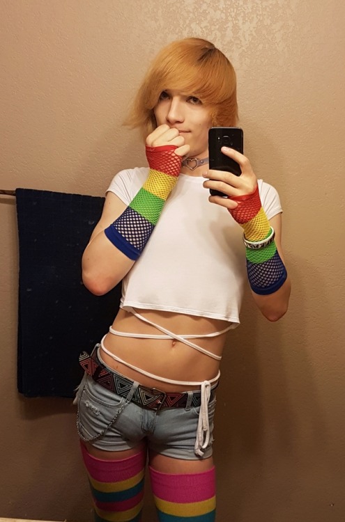 theprinceofneon:Anyone in Alberta Canada wanna hang out? I’m bored and need more friends x3