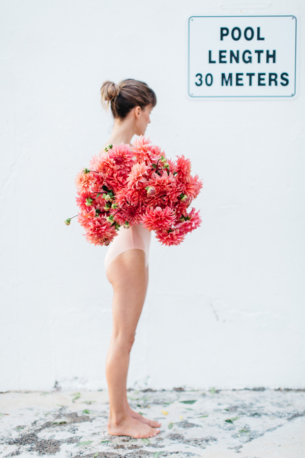 birdasaurus:  #girlholdingflowersseries