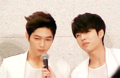 namusoos-blog:  Woohyun: Todos holaMyungsoo: Hola 