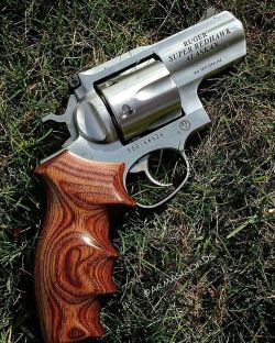 armaswords:  ⠀⠀⠀⠀⠀⠀⠀⠀⠀⠀ ⠀⠀⠀⠀⠀⠀⠀⠀⠀⠀⠀⠀ Manufacturer: Ruger  Mod. Super Redhawk Alaskan  Type - Tipo: Revolver  Caliber - Calibre: 44 Magnum  Capacity - Capacidade: 6 Rounds  Barrel length - Comp. do Cano: 2 ½