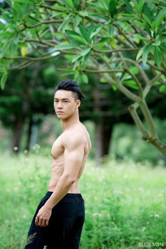keepemgrowin:  saruisamu:    “Come muscle up with me.”