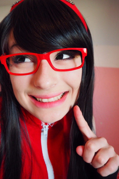 selink7:  17 years old sarada anyone?OUTAKES OF MA SELFIE SHOOT1.the headband struggle2. Just me being sillyi dont even know anymore….Hope you liked them and that i made you laugh xD 