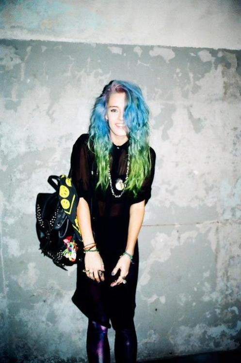alice-in-velvetland:  whoreney-as-fuck:  i dare you to click this, this might be the blog you’ve been looking for (if you’re grunge) just click this. it’ll take you one minute. <3   ♡ click to enter my velvetland ♡ 