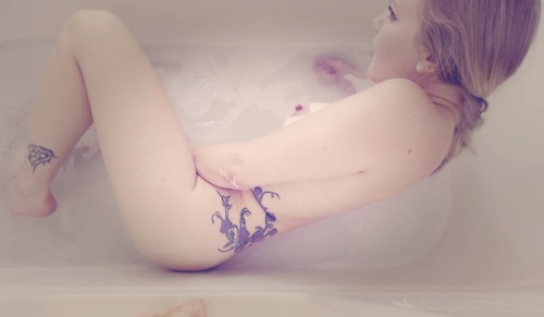 Porn photo kinky-little-kittenn:  Bath time fun. 