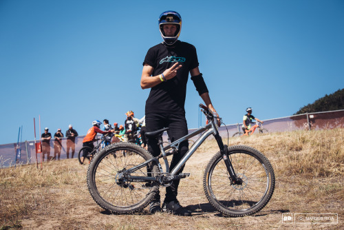 strange-measure:  Martin Soderstrom brought some style to the slalom race. 凄くコンパクトなフレームだなあ、好み♪ www.p