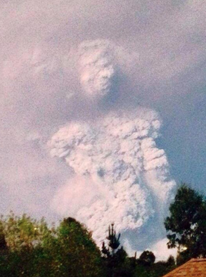 sixpenceee:After the eruption of the Calbuco volcano in Los Lagos, Chile, on Wednesday local residen