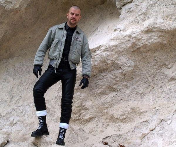 fitslikeaglove:  Handsome in Leather http://www.manwink.com/item/37828