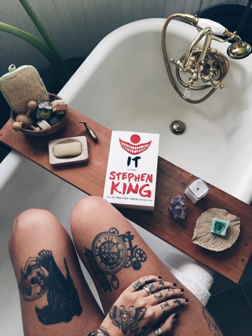 Saturdays are for baths and re-reads.. What better choice than Stephen King for October 