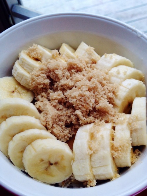 sassysquats:  Banana, brown sugar, and peanut butter oatmeal 🙌