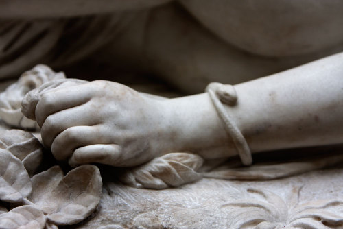 leprincelointain: Auguste Clésinger (1814-1883), Femme Mordue par un Serpent - 1847