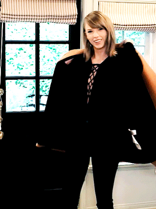 lov-eswift: How can someone look this adorable while putting on a coat???