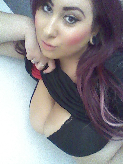 unapologeticwhore:  ~~~vain selfie princess~~~