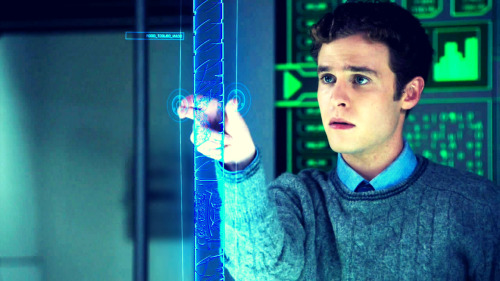 princeofduan:  Leo Fitz being unfairly pretty in adult photos