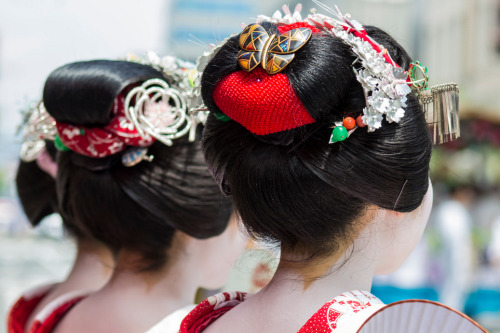 Senior maiko Shouko and junior maiko Mamesumi from the Gion Kobu district.Junior maiko have their ha