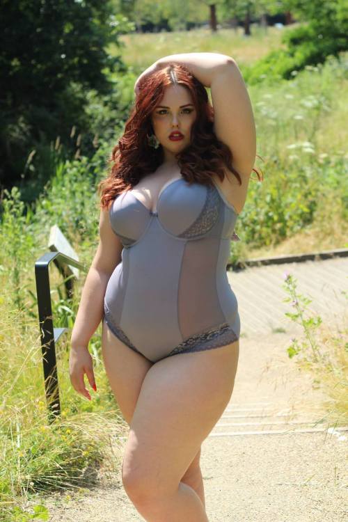 XXX bbwparadise:  Jacking off to thick girl pictures photo