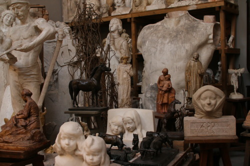 geritsel:The sculptures ‘overflow’ in Musée La Piscine in Roubaix