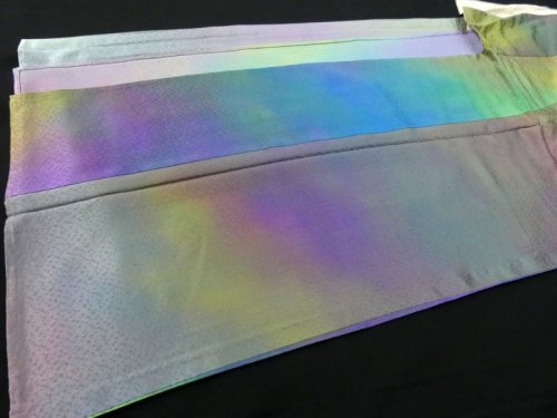 Juste look at this iridescent-like kimono!!! The prismatic effect is so pretty, what an amazing work