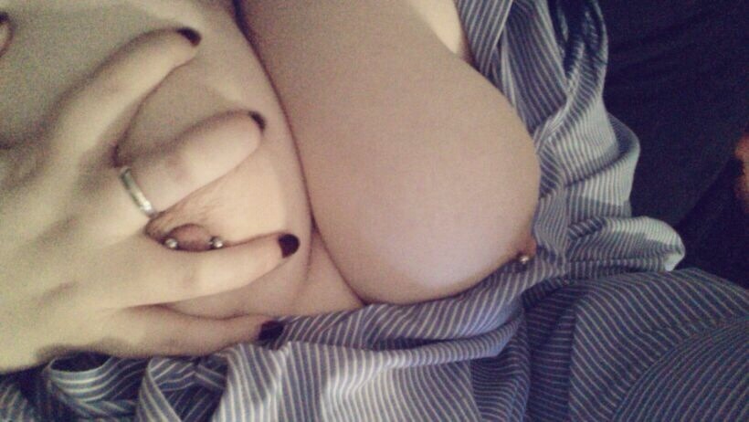 nutmegkitten:  thespicymeatball23:  This lovely topless tuesday submission is from