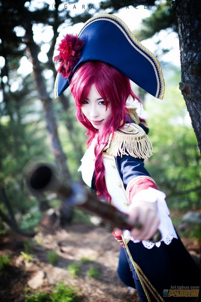 league-of-legends-sexy-girls:  Miss Fortune Cosplay #1 http://lol.tgbus.com/tu/cos/208670.shtml