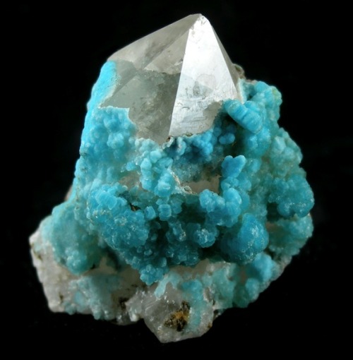 Plumbogummite on Quartz