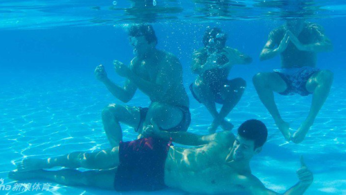 mynewplaidpants:  Novak Djokovic and his brother tubing in Dubai 