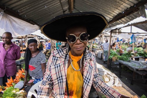 fausse-femme:camewiththeframe:In Kinshasa, Democratic Republic of Congo, women are wearing menswear