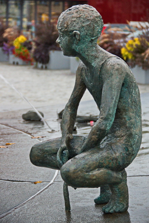 Boy. Junge.Statue of boy on the market square Ribnitz-Dammgarten, October 2016.