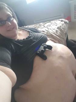 bellylvr: ssbbwcarmincarmello: You know just getting ready to play some call of duty lol I’d love to play with your big beautiful belly while your playing call of duty! 