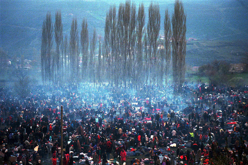 lilium-bosniacum:  Kosovar Albanians gather in the no-man’s land between the Macedonian and Se