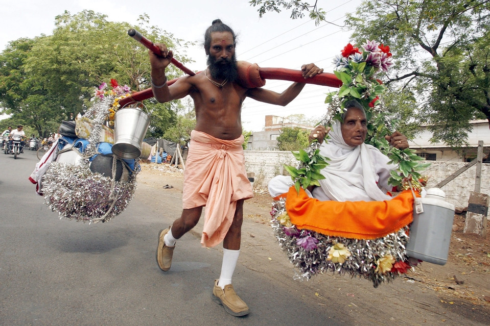 hipjp:  A pilgrim carries his blind mother to every major Hindu site in India 