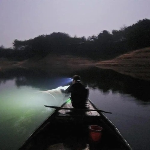 Night crusing #boat (at 대청호) www.instagram.com/p/CUO2uv3JXfK/?utm_medium=tumblr