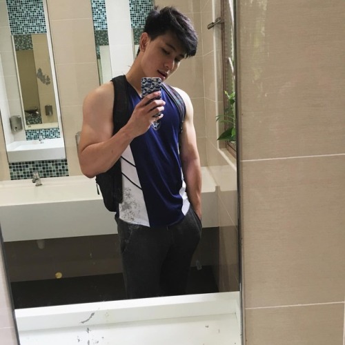 fuckyeahsgbois: Mandatory gym toilet pics