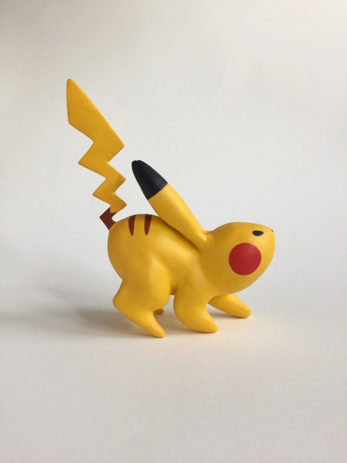 juliancallos:⚡️Pikachuuuuu⚡️One more pokémon sculpture birthday gift!Pikachu’s lightning bolt tail always makes me wanna give him hissing cat energy, hence the pose. Love making him more wild and animal-like rather than the cute, tiny mascot