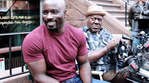 netflixdefenders:
“ First look at Mike Colter on the set of Luke Cage
photos by: Steve Sands
”
Why is his shirt not yellow? :(
Seriously tho, he looks great as Luke Cage.