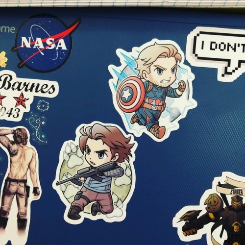 New bling for the #Chromebook courtesy of @deandrawsart on @etsy #stickers #captainamerica #steverog