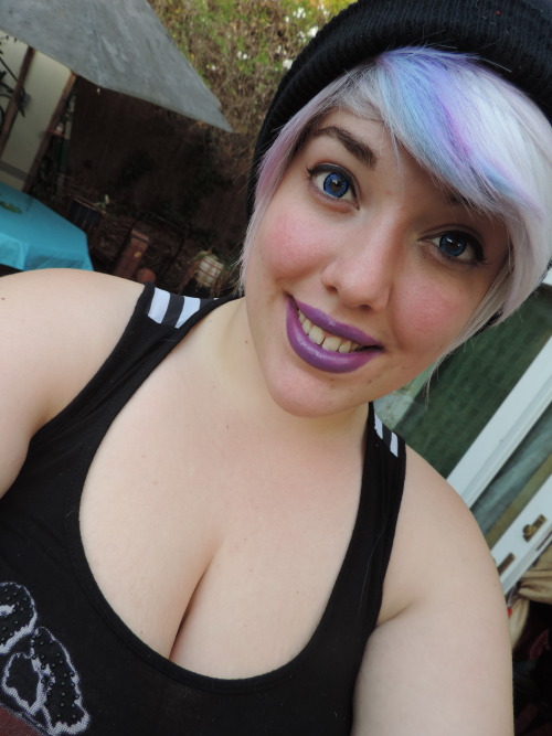 hypnomilk:I put on some purple lipstick today so I thought I’d show offmaybe put on some contacts an