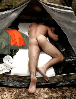 horny-dude:  horny-dude.tumblr.com  Vámonos de camping!!!