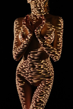 wetheurban:  Dressed In Light, Dani Olivier Paris-based photographer Dani Olivier sets the female form aglow with lighted geometric patterns in his stunning ongoing portrait series.  Instagram.com/WeTheUrban Keep reading 