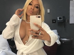    K. Michelle Shares Dressing Room Selfie