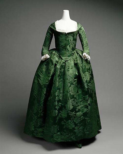 beggars-opera:18th century green! I think I’m going to make a whole series of 18th century fashion c