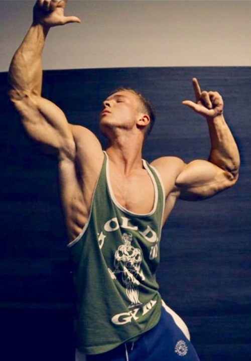 muscleredfox:  testosterotica:  Joe.  Guns, guns everywhere.
