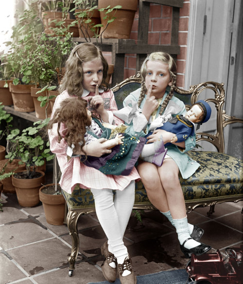 indypendent-thinking: Two Young Girls With Dolls (between 1909 and 1923) National Photo Company, Library of Congress. 