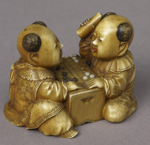 Two boys playing Go (19th century). Signed Tadachika. Smith-Lesouëf objet 45