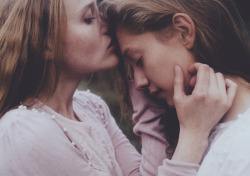 lesbiansilk:  by Laura Makabresku source